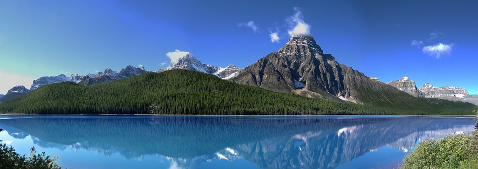 Bow Lake, British Columbia — Mountain reflection on a blue lake